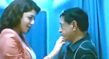 trả kèo sex Fucking Latina bởi hồ phim sexy bơi với vòi nước.